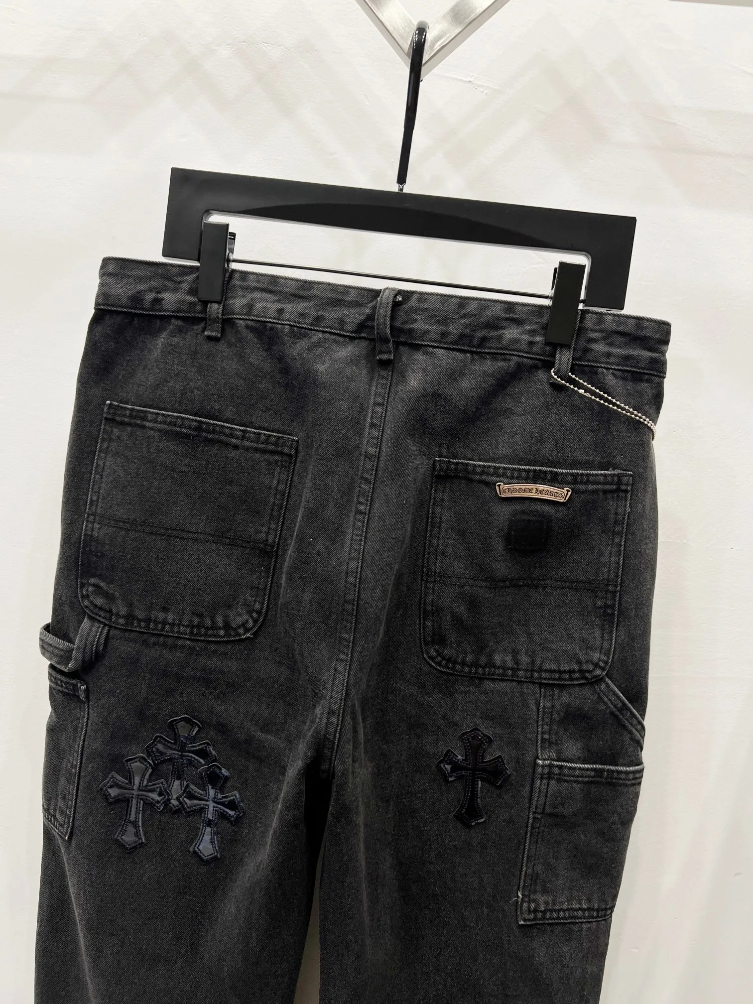 P270 Style No.: (K730) Chrome Hearts & Chrome Hearts 25FW CH workwear logging black and orange patchwork leather limited edition cow king jeans Chrome Hearts’ most popular color pants are made of beaded canvas fabric. Heavy washing makes the upper body of the fabric more textured and the pants are tall and straight! The three-dimensional cutting of the whole trousers is a masterpiece! The hardware is customized by zp. The beaded canvas fabric is thick and soft after being washed. It has good breathability. Customized small leather label. Unique design. The details are simple and elegant, and the workmanship is exquisite. The whole trousers are neatly routed and the details are in place! It’s so cool that both men and women can easily control the genderless trend!  Size: 30-32-34-36 Color: black